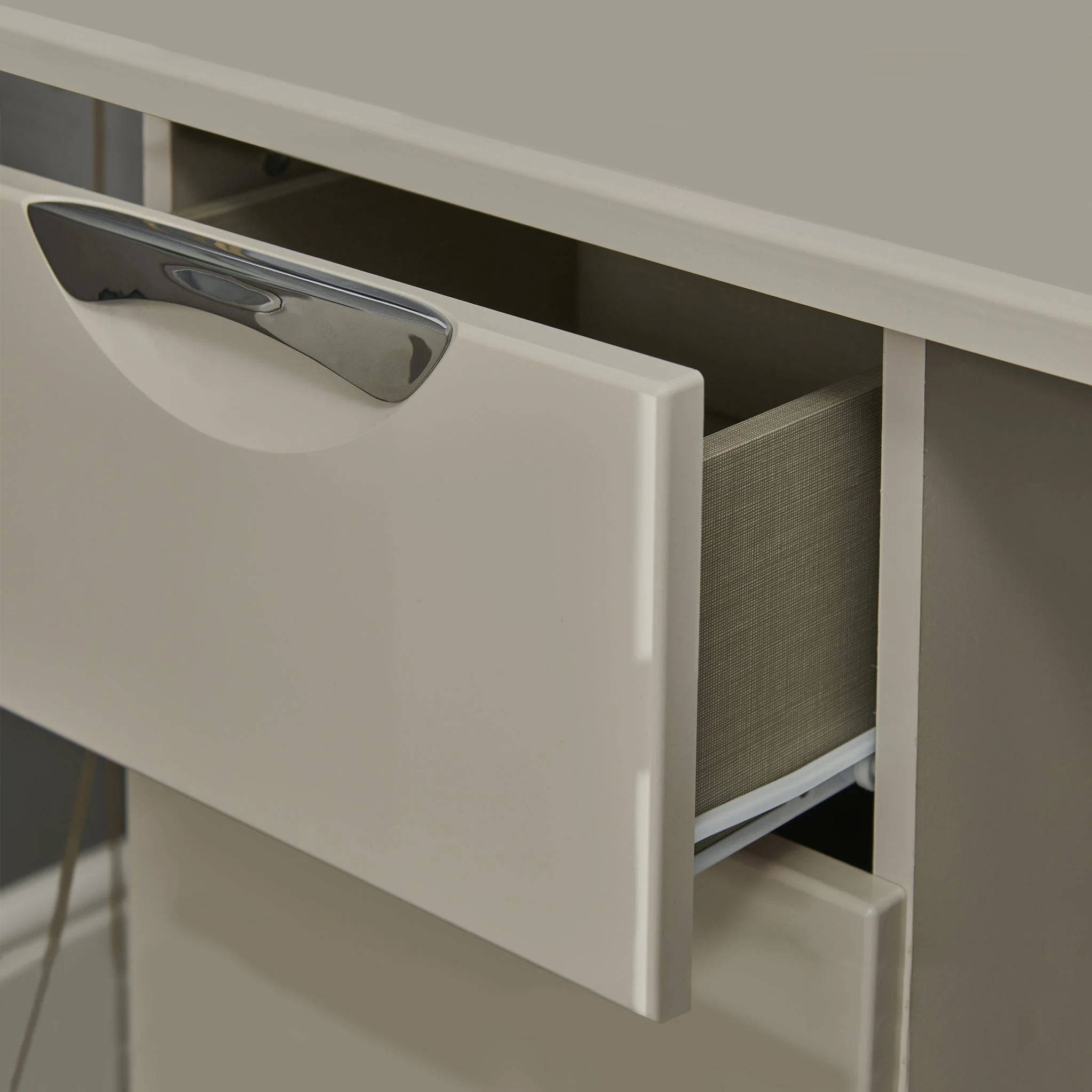 Beckett Gloss 3 Drawer Dressing Table - Image 3