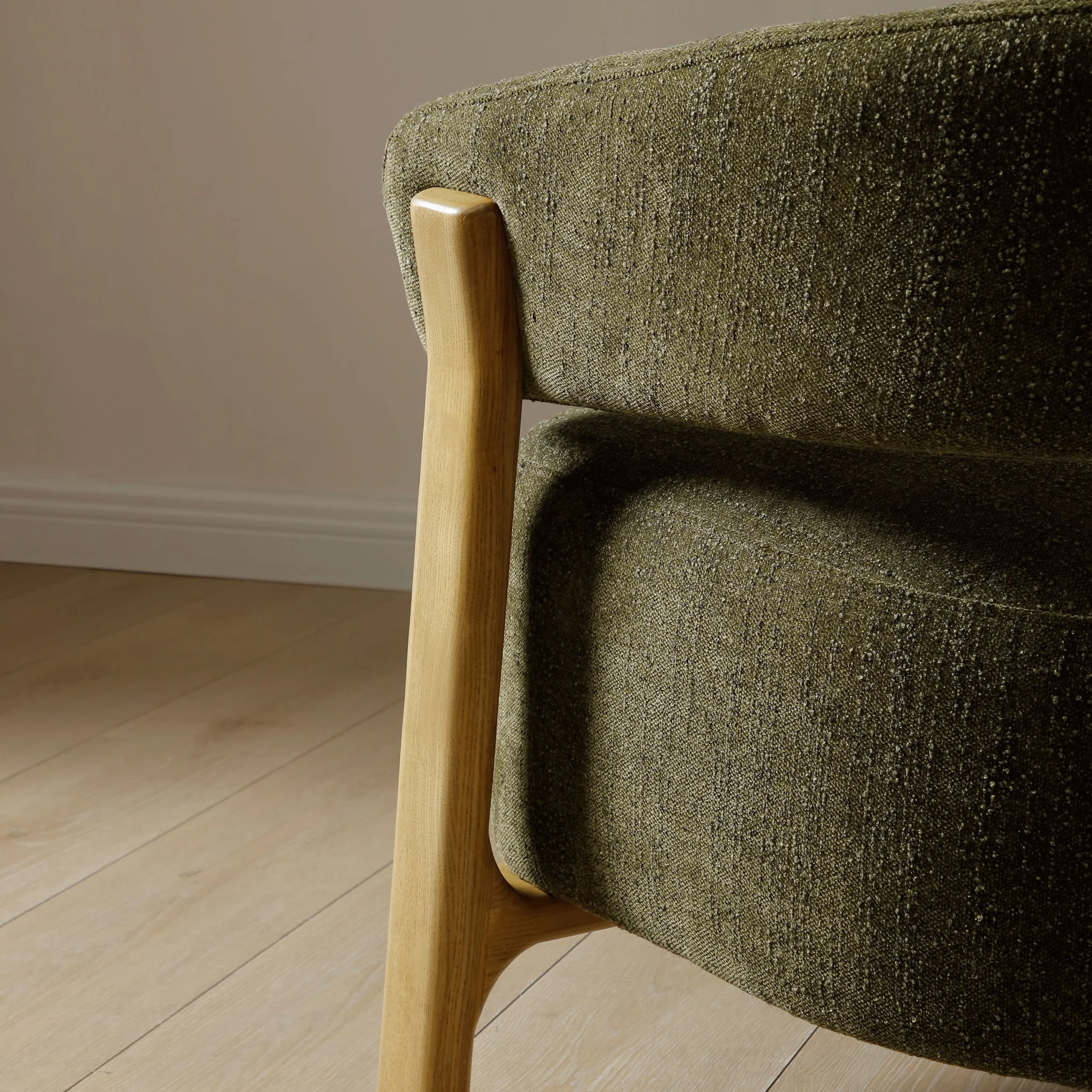Sorelle Curved Accent Chair - Image 4